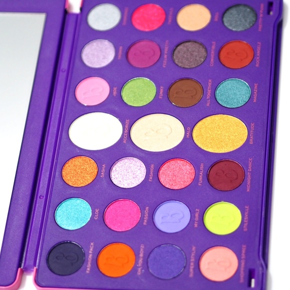 ๐ $23 - Makeup Revolution BRATZ Eyeshadow Palette w/mirror - Picture 12 of 12